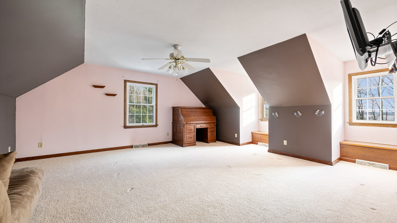 Stately Home & Scenic Lake - Auction